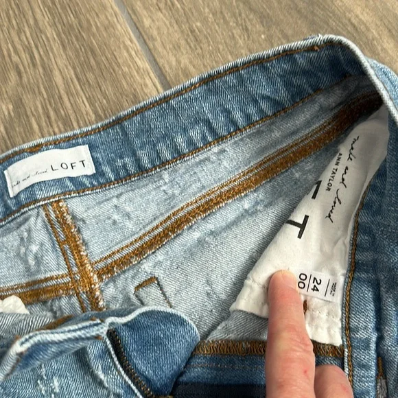 LOFT women’s denim shorts with fray bottom. Size 24. 5 pocket - Picture 4 of 5